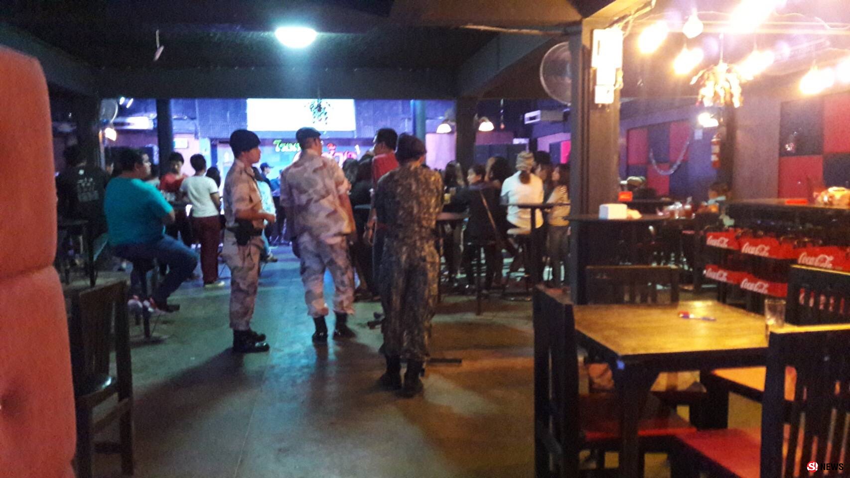 เยาวชนทั้งนั้น-ฝ่ายปกครองบุกโรงเหล้าเมืองพังงาพบวัยรุ่นอายุไม่ถึง 20 นั่งเต็มร้านสั่งปิดแล้ว