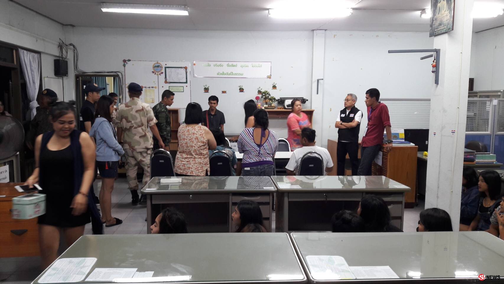 เยาวชนทั้งนั้น-ฝ่ายปกครองบุกโรงเหล้าเมืองพังงาพบวัยรุ่นอายุไม่ถึง 20 นั่งเต็มร้านสั่งปิดแล้ว