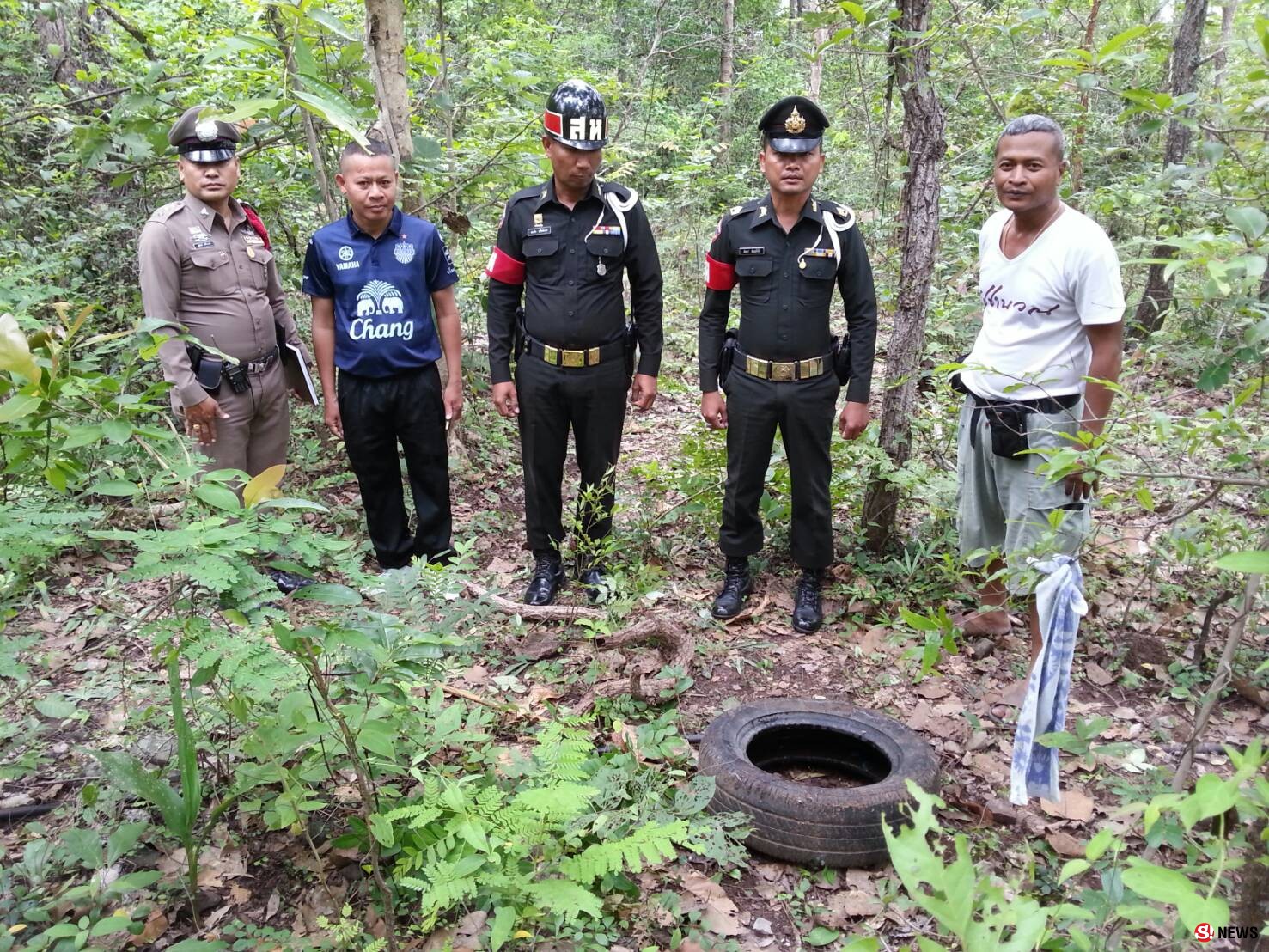 สุรินทร์-ผวา..พบลูกกระสุนปืน ค.60 ขณะหาเห็ดบนเขาสวาย คาดว่ามีอายุประมาณ 3-4 สิบปี จนท.อีโอดี เก็บกู้สำเร็จก่อนนำไปทำลายในบ่อระเบิด