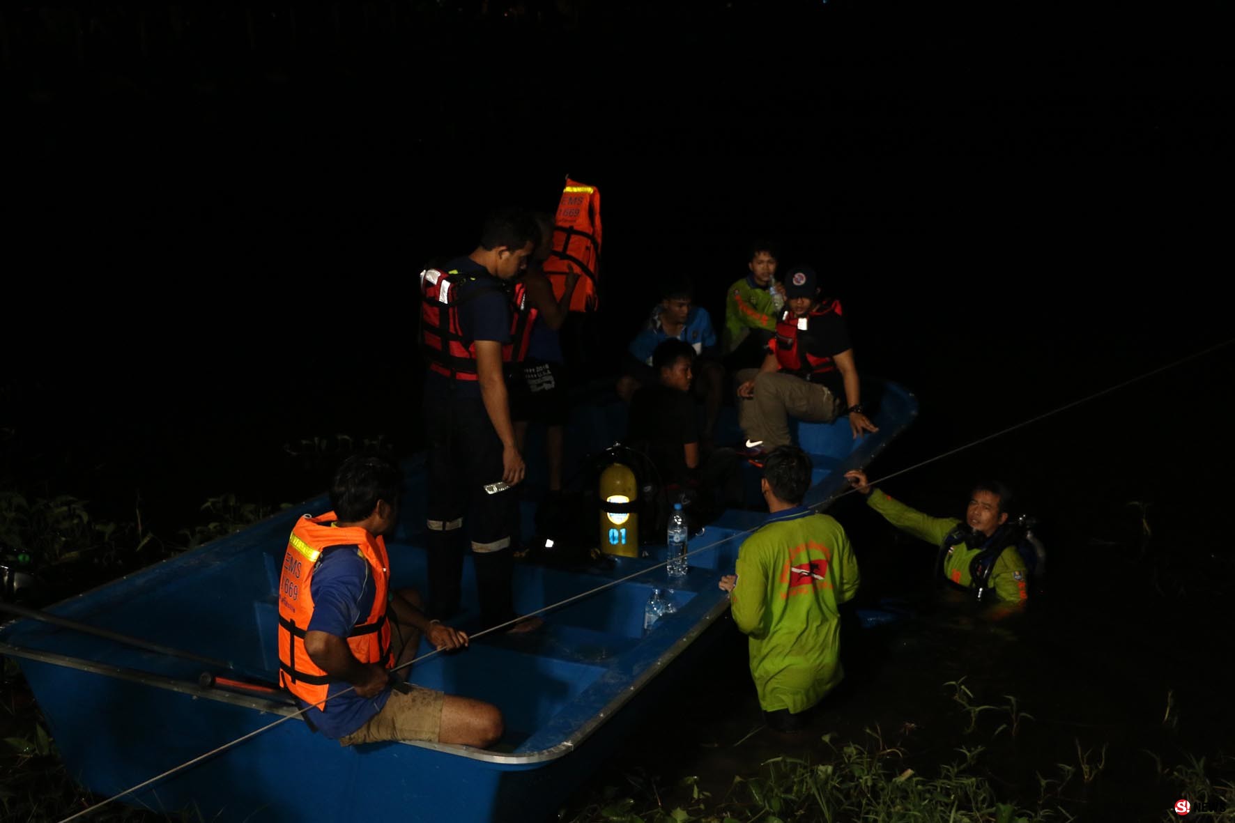 แม่ลมจับ-ลูกชายจมน้ำหลังแจวเรือเล่นกับเพื่อนเกิดรูรั่วใต้ท้องเรือ  เร่งงมหายังไร้วี่แวว 