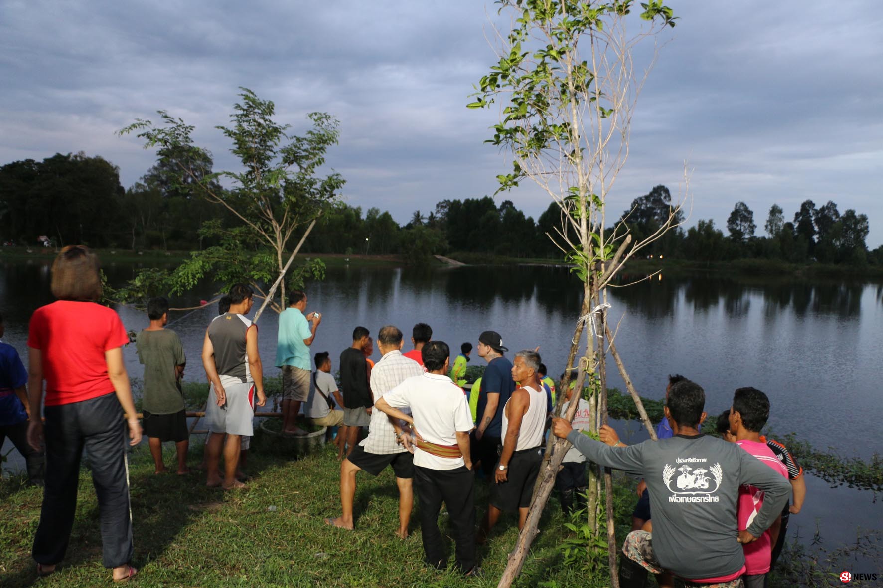 แม่ลมจับ-ลูกชายจมน้ำหลังแจวเรือเล่นกับเพื่อนเกิดรูรั่วใต้ท้องเรือ  เร่งงมหายังไร้วี่แวว 