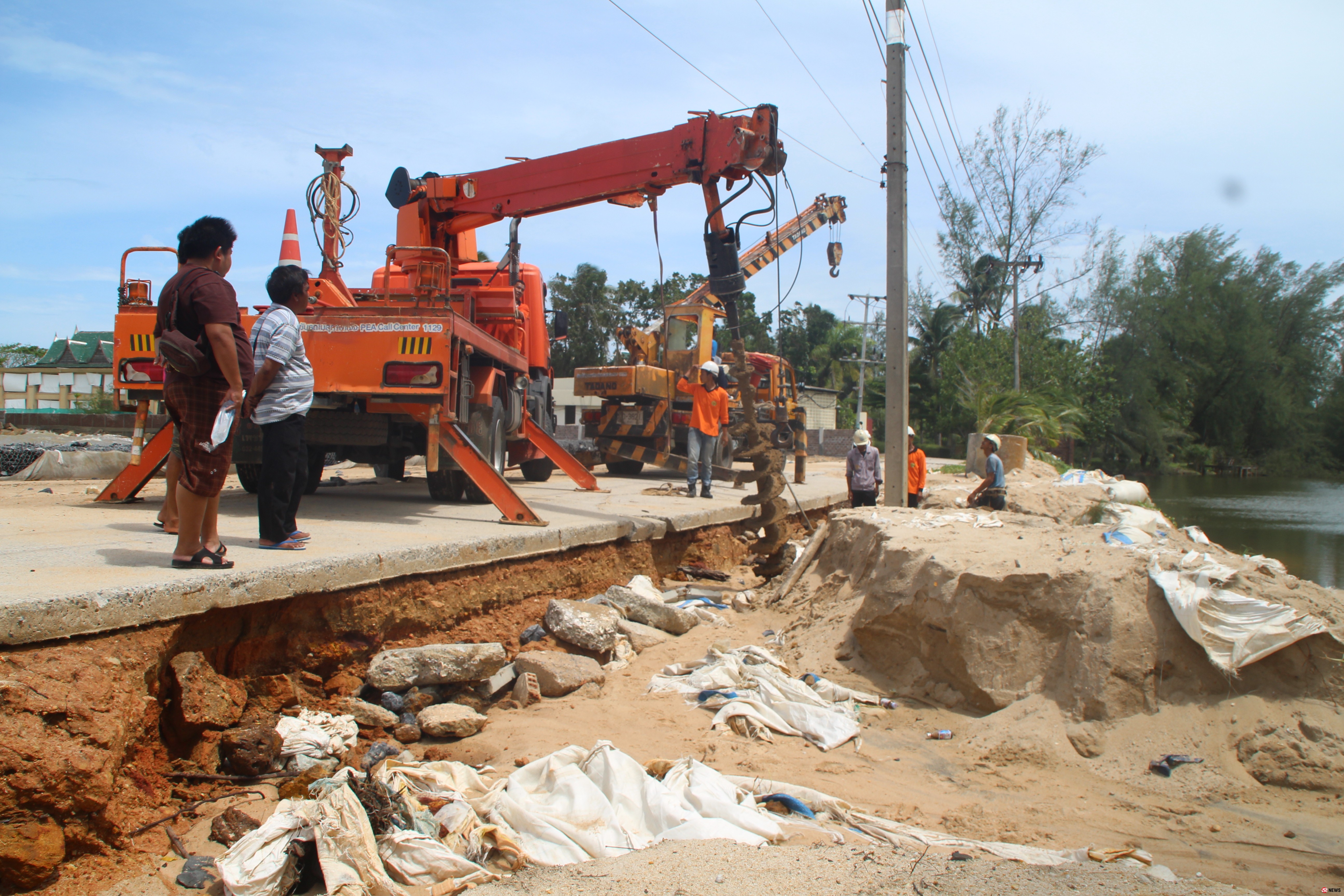 พังงา การไฟฟ้าส่วนภูมิภาคสาขาตะกั่วป่า เร่งเข้าซ่อมแซมเสาไฟฟ้าขนาด 12 เมตร เชื่อมเข้าโรงแรมและบ้านเรือนประชาชนบนเกาะคอเขา ถูกคลื่นขนาดใหญ่พัดถล่มกัดเซาะ