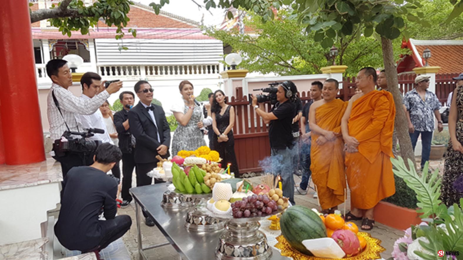 50 ปีรำลึก “ราชาเพลงลูกทุ่ง” สุรพล สมบัติเจริญ-ครอบครัวนำทัพศิลปินบวงสรวง-ฟรีคอนเสิร์ต  