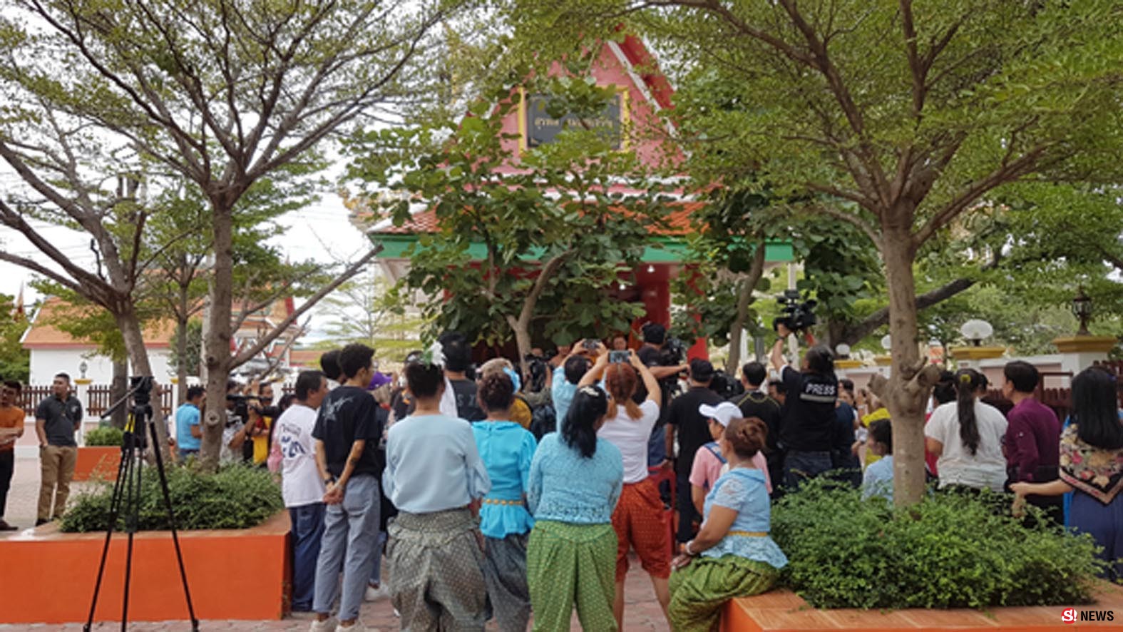 50 ปีรำลึก “ราชาเพลงลูกทุ่ง” สุรพล สมบัติเจริญ-ครอบครัวนำทัพศิลปินบวงสรวง-ฟรีคอนเสิร์ต  