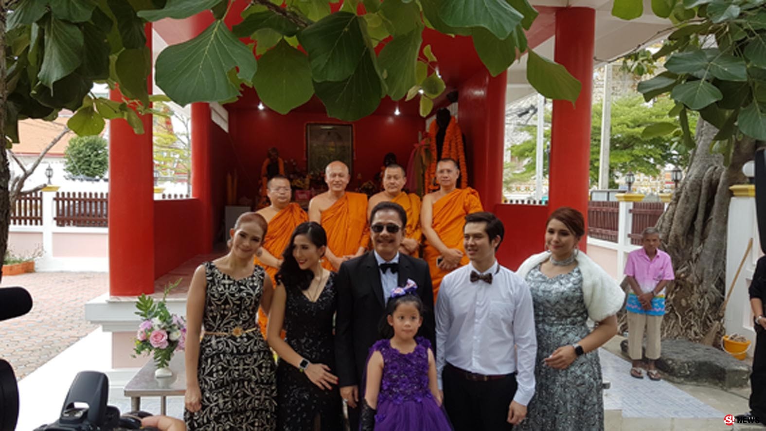 50 ปีรำลึก “ราชาเพลงลูกทุ่ง” สุรพล สมบัติเจริญ-ครอบครัวนำทัพศิลปินบวงสรวง-ฟรีคอนเสิร์ต  