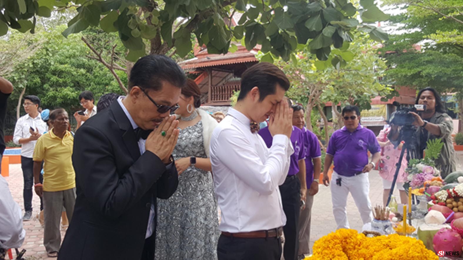 50 ปีรำลึก “ราชาเพลงลูกทุ่ง” สุรพล สมบัติเจริญ-ครอบครัวนำทัพศิลปินบวงสรวง-ฟรีคอนเสิร์ต  