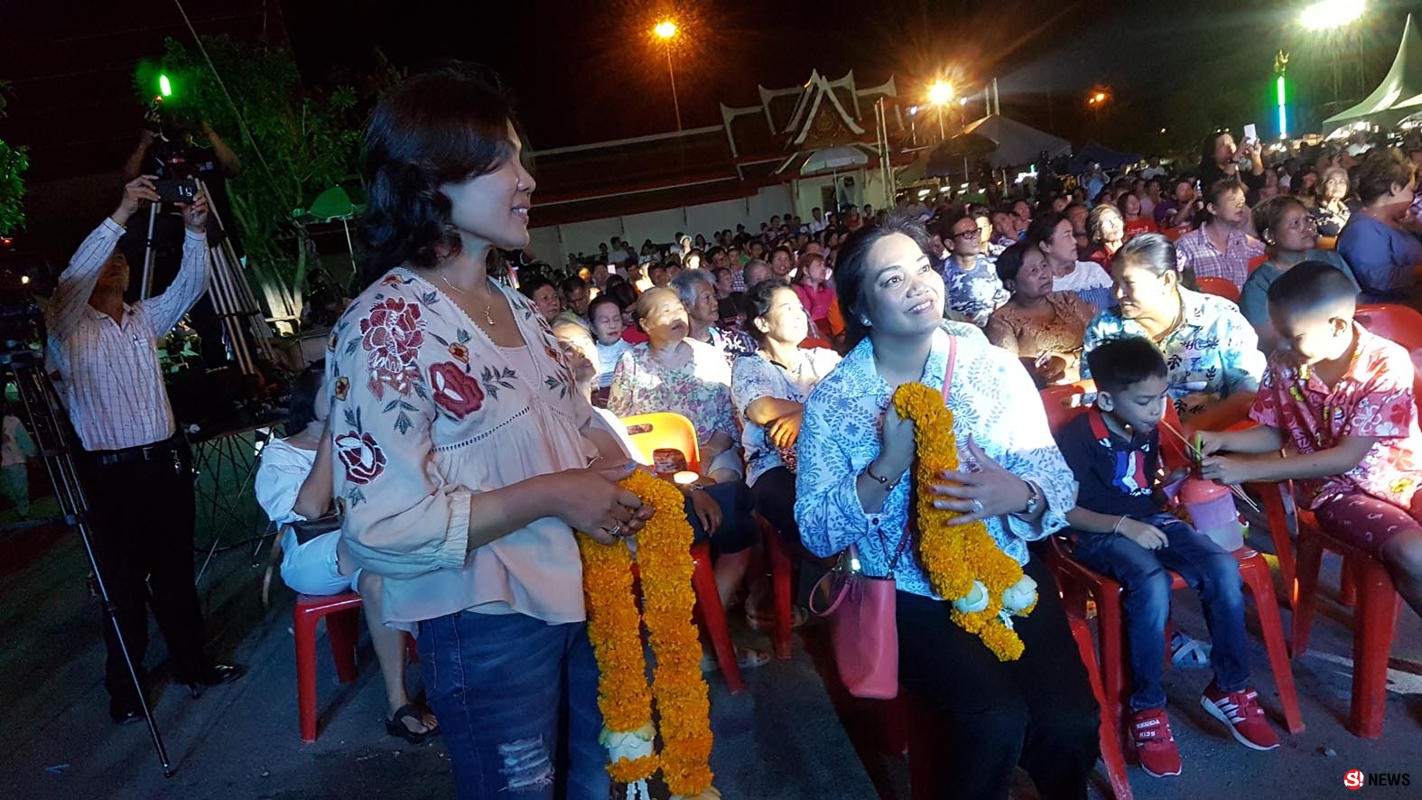 50 ปีรำลึก “ราชาเพลงลูกทุ่ง” สุรพล สมบัติเจริญ-ครอบครัวนำทัพศิลปินบวงสรวง-ฟรีคอนเสิร์ต  