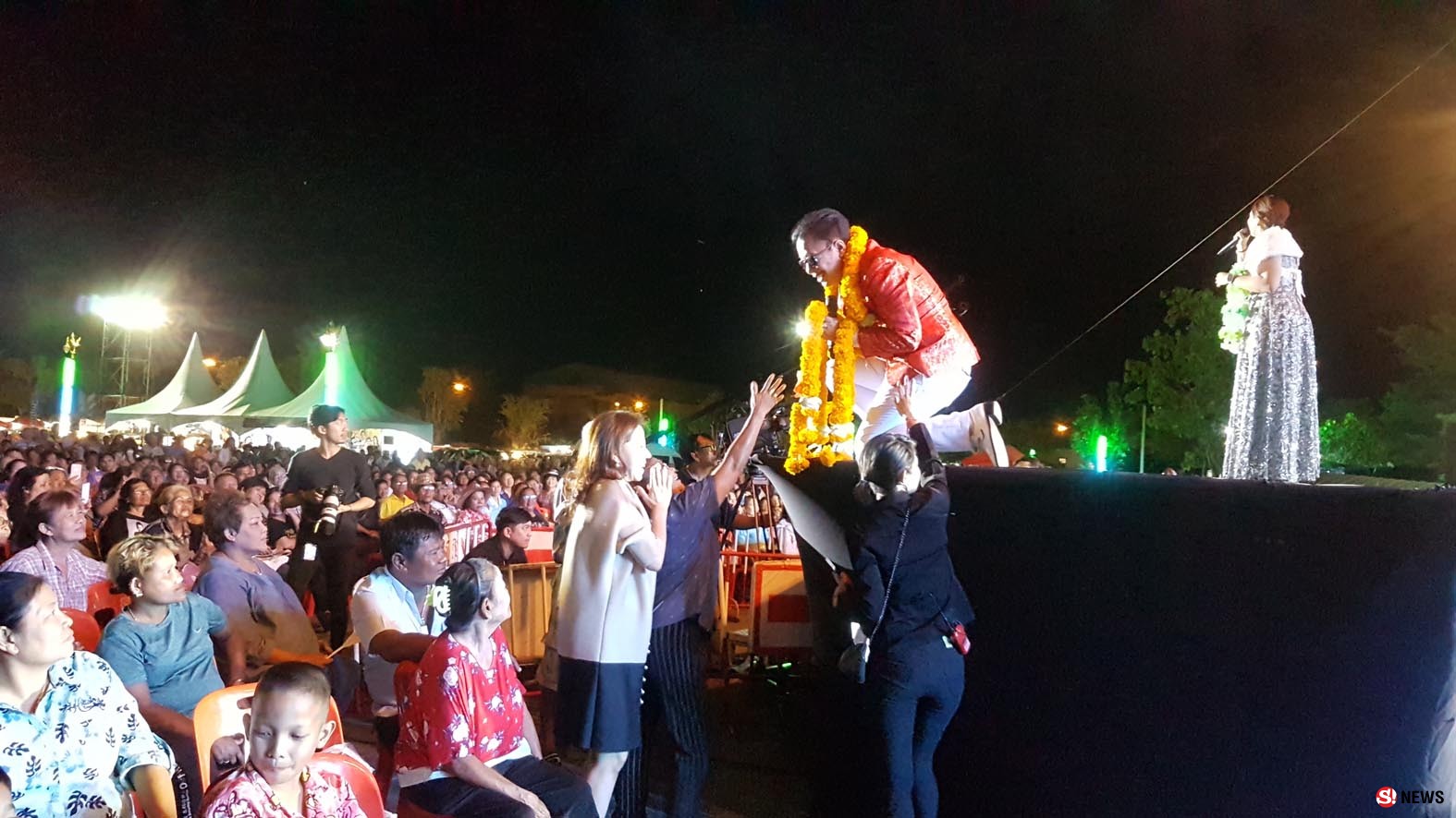 50 ปีรำลึก “ราชาเพลงลูกทุ่ง” สุรพล สมบัติเจริญ-ครอบครัวนำทัพศิลปินบวงสรวง-ฟรีคอนเสิร์ต  