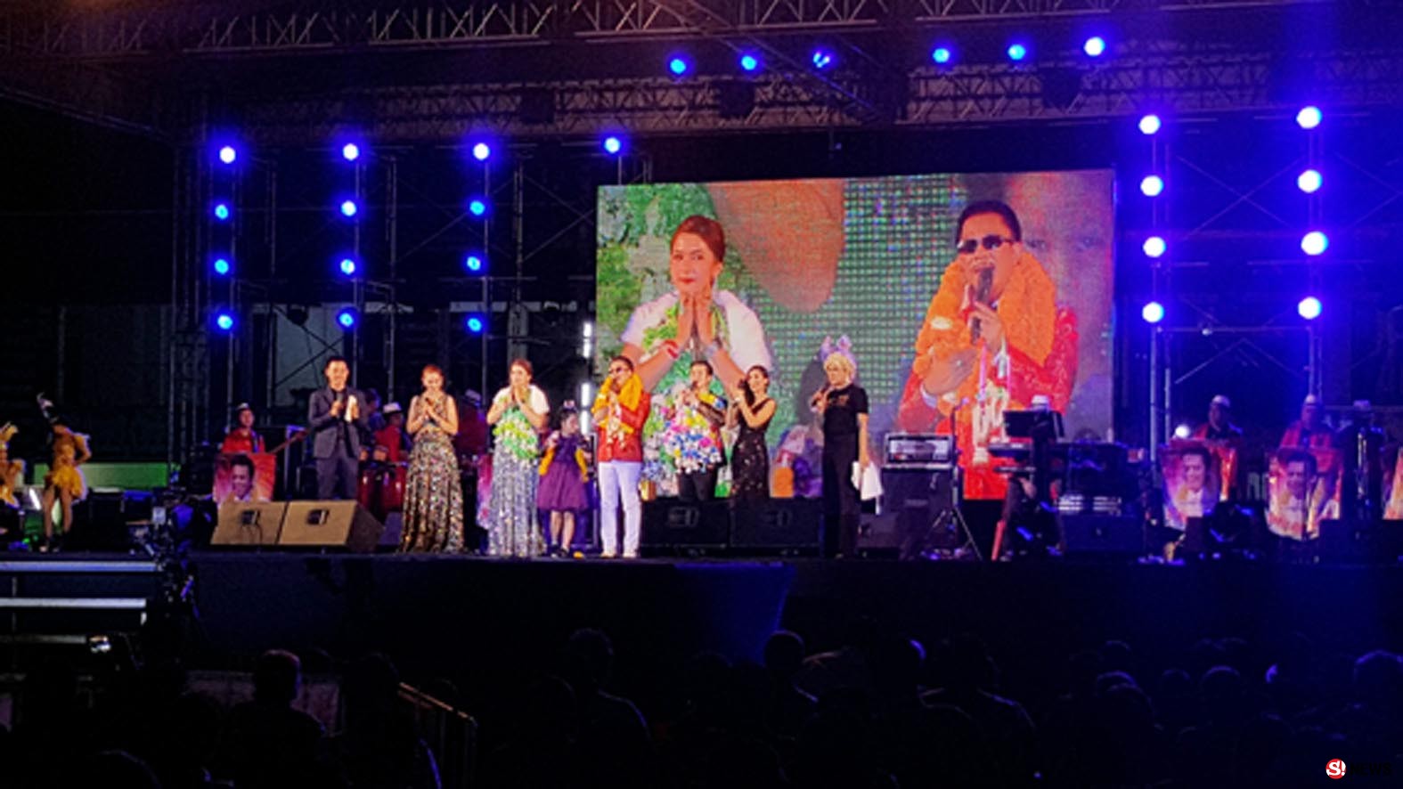 50 ปีรำลึก “ราชาเพลงลูกทุ่ง” สุรพล สมบัติเจริญ-ครอบครัวนำทัพศิลปินบวงสรวง-ฟรีคอนเสิร์ต  