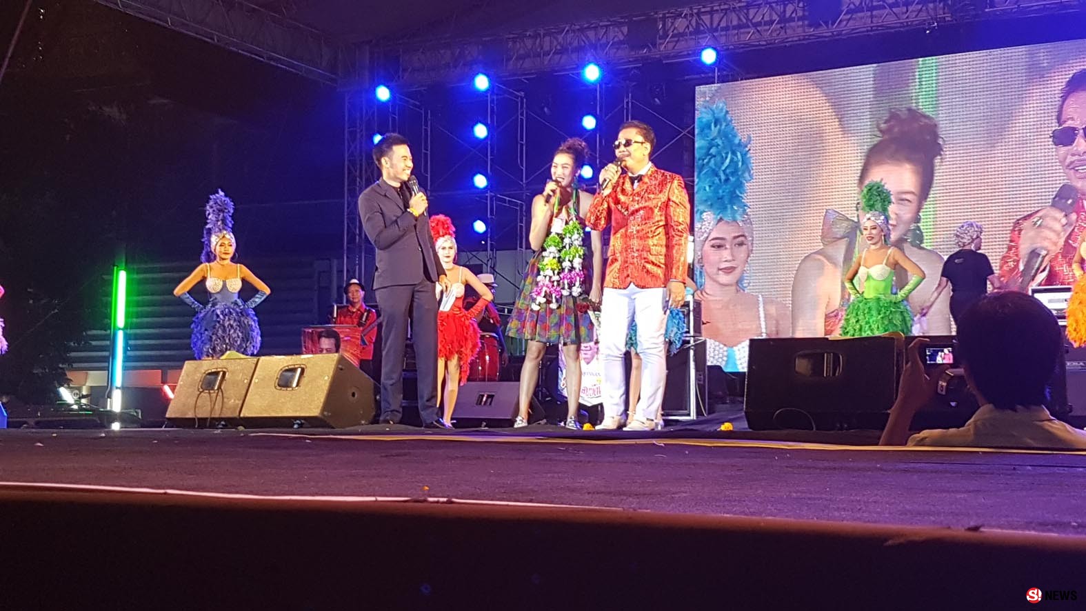 50 ปีรำลึก “ราชาเพลงลูกทุ่ง” สุรพล สมบัติเจริญ-ครอบครัวนำทัพศิลปินบวงสรวง-ฟรีคอนเสิร์ต  