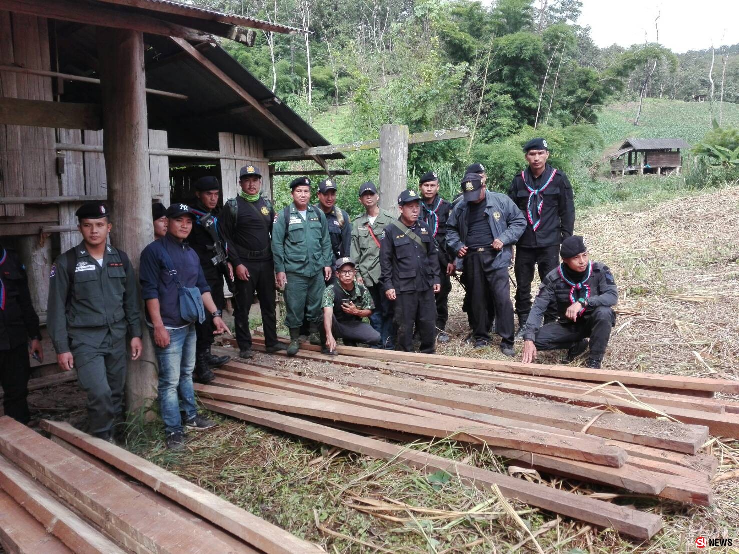 สร้างบ้านอำพรางไม้สักเตรียมขายต่อ