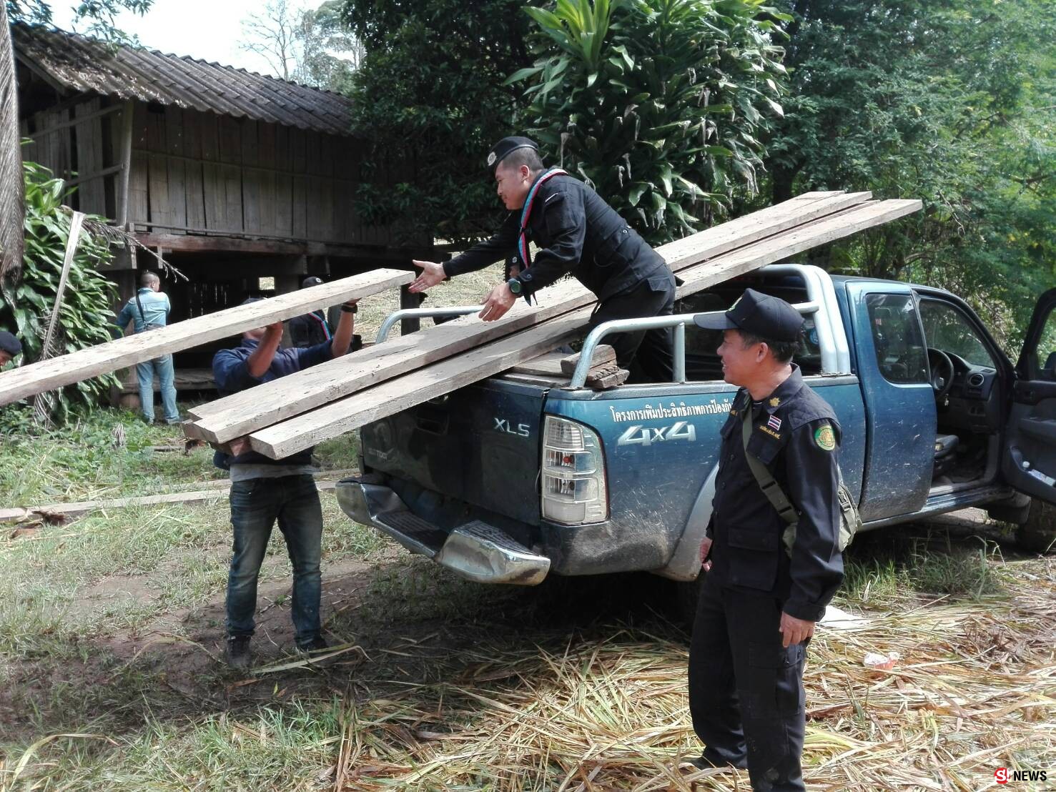 สร้างบ้านอำพรางไม้สักเตรียมขายต่อ