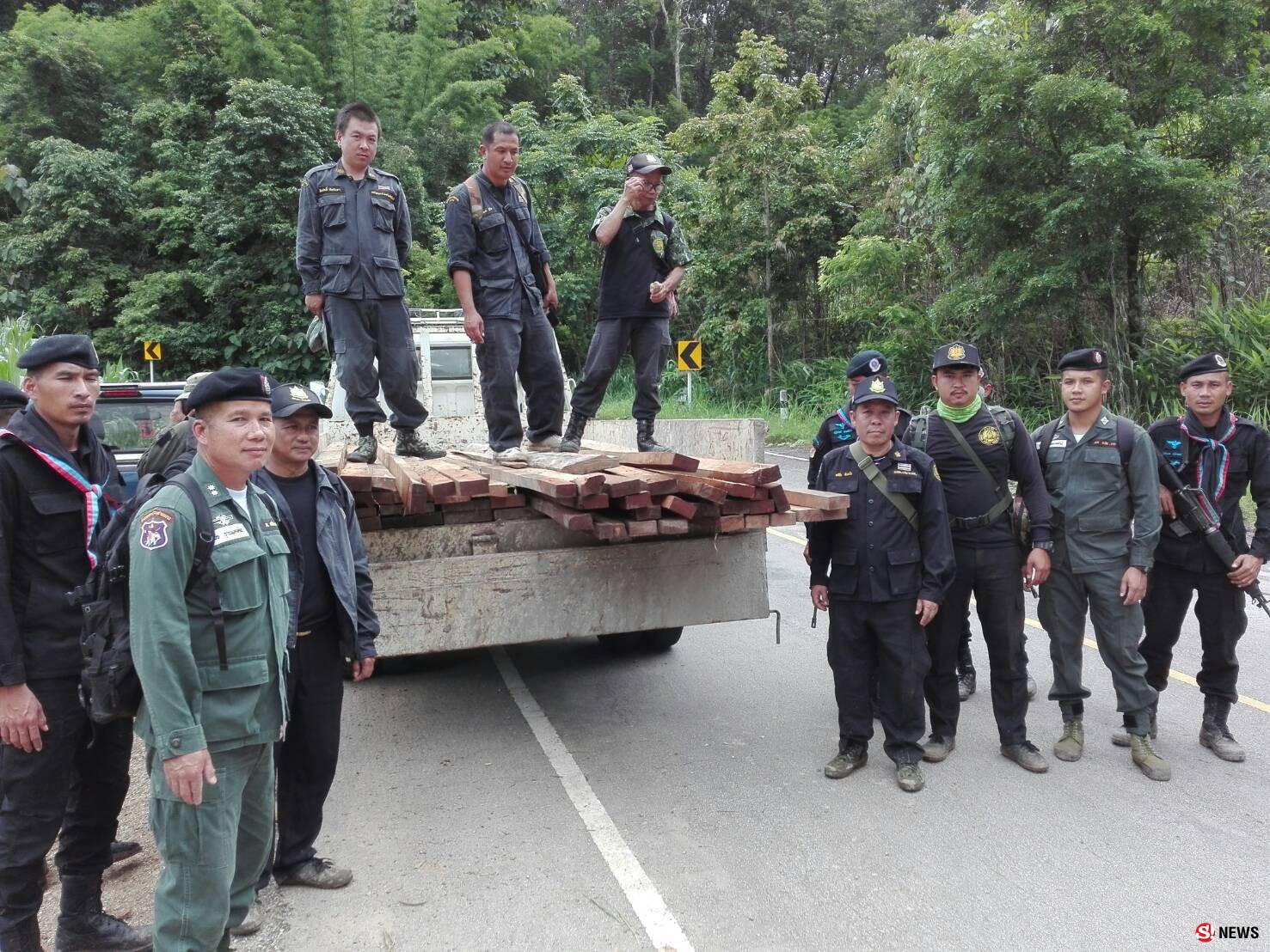 สร้างบ้านอำพรางไม้สักเตรียมขายต่อ