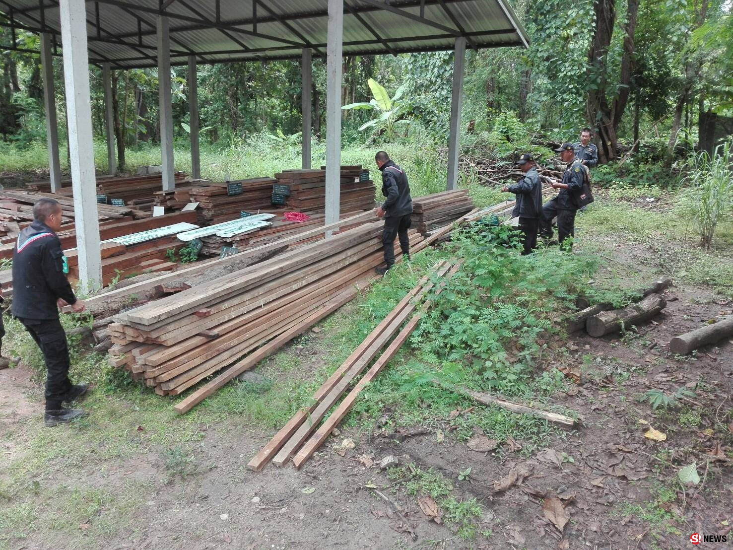 สร้างบ้านอำพรางไม้สักเตรียมขายต่อ