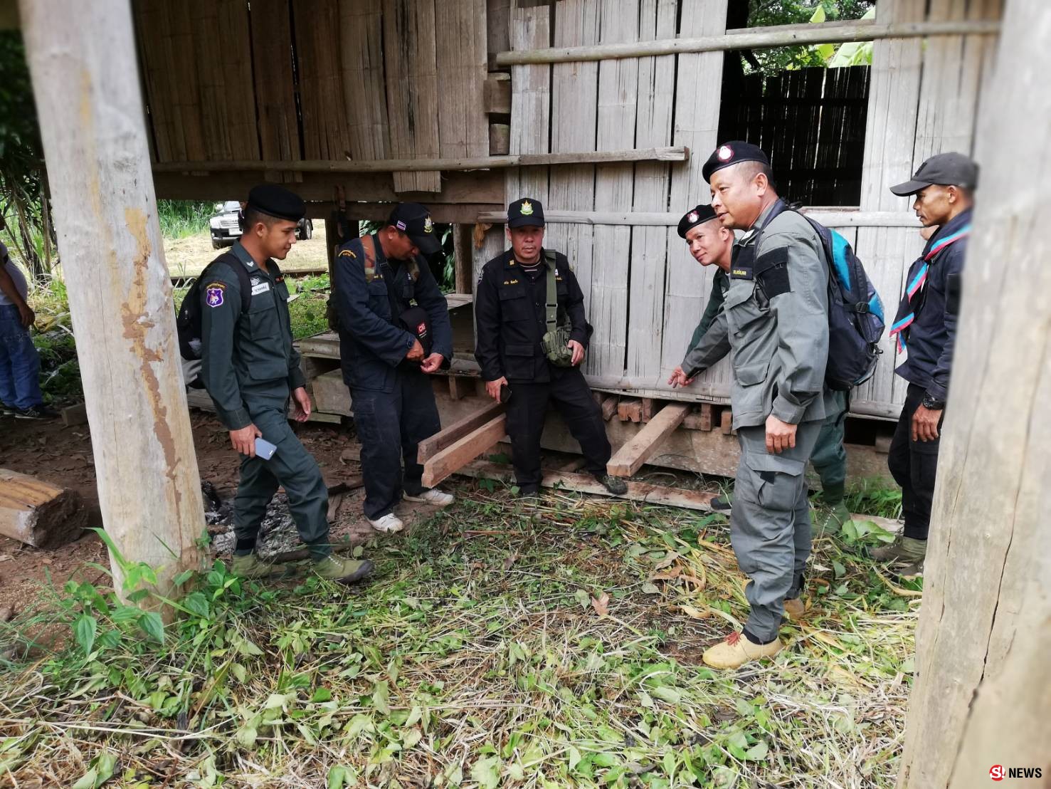 สร้างบ้านอำพรางไม้สักเตรียมขายต่อ
