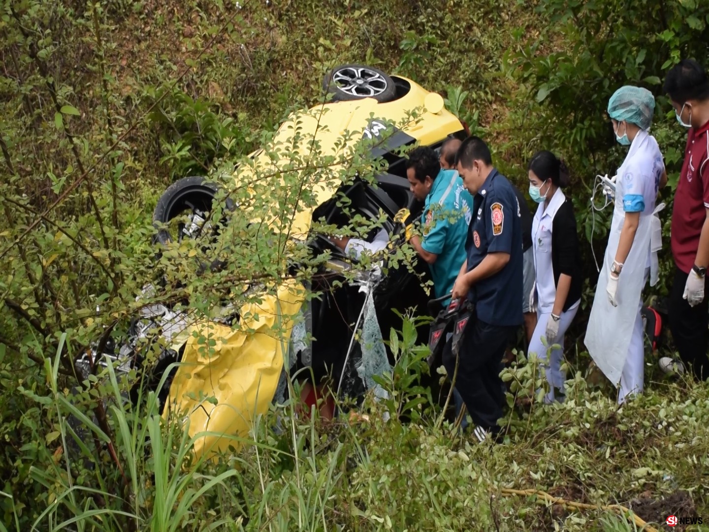 ตรงนี้ประจำ...กระบะยกสูงหมุนปะทะเก๋งป้ายแดง หนุ่มขับเก๋งถูกอัดติดในรถกว่า 1 ชม.