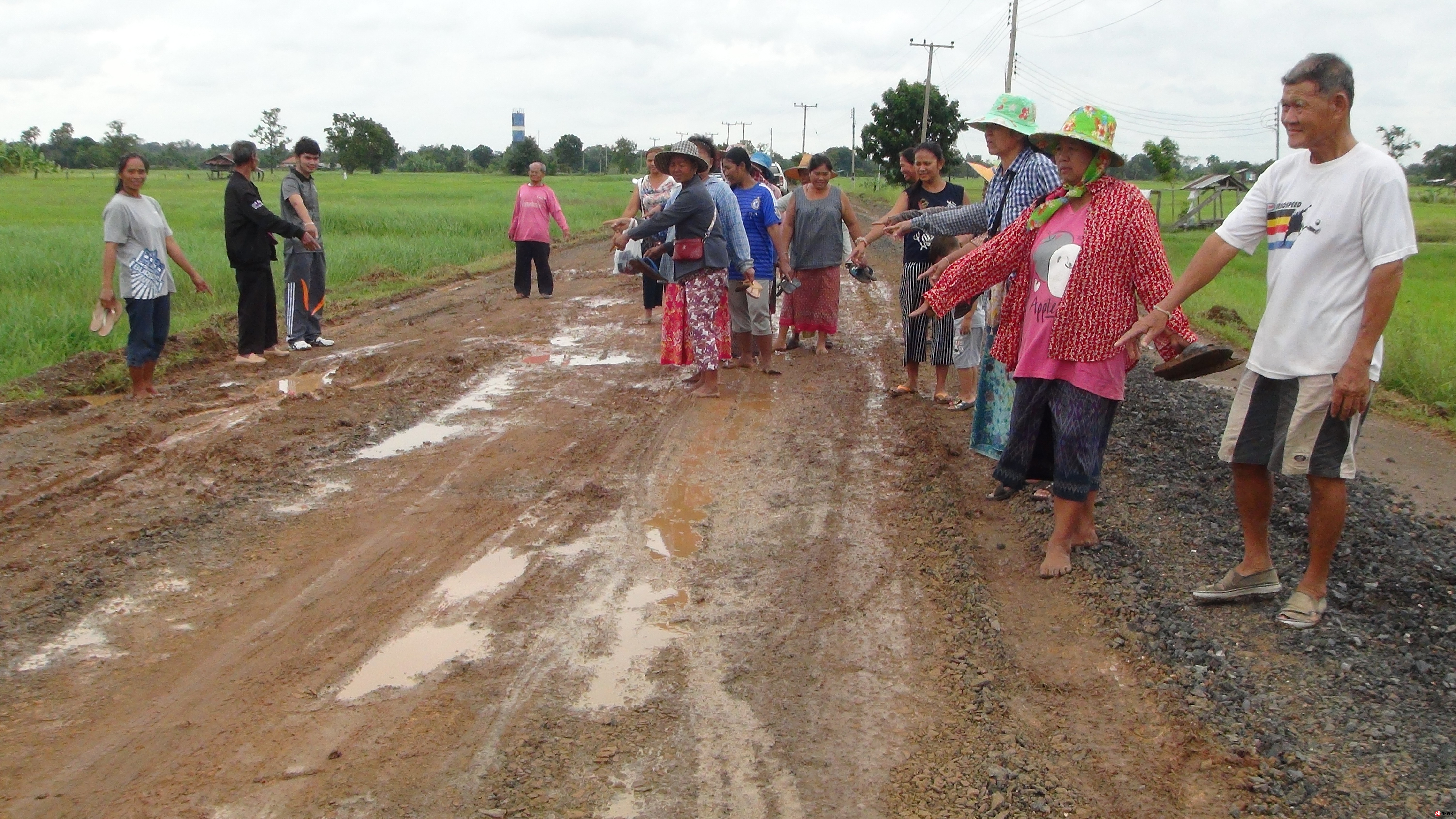 ดำนา 4.0 กลางถนนชำรุดเป็นหลุมบ่อ-ทำชาวบ้านสัญจรลำบาก 30 ปี หน่วยงานอ้างงบหมด