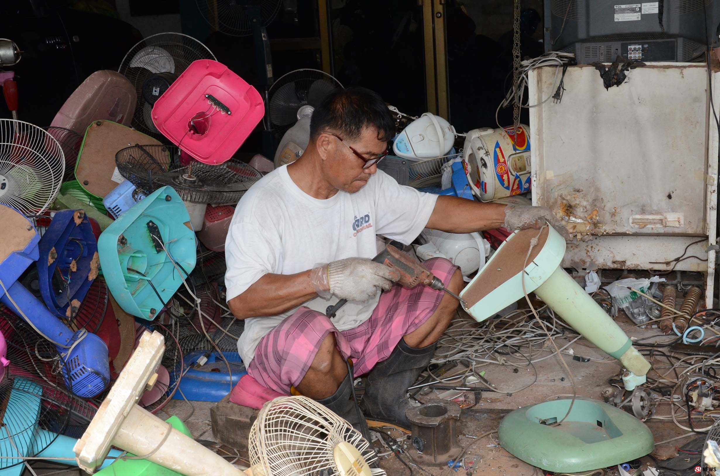 ชาวบ้านบ่นอุบ-ระอาปัญหาอิเล็กทรอนิกส์เรื้อรังเกาไม่ถูกที่คัน กายทรุดจิตเสื่อม