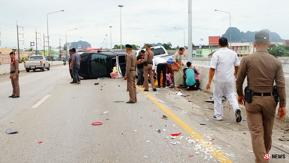 พัทลุง_230861_รถยนต์เก๋งพลิกคว่ำบนสะพานกระบะชนซ้ำบาดเจ็บหลาย