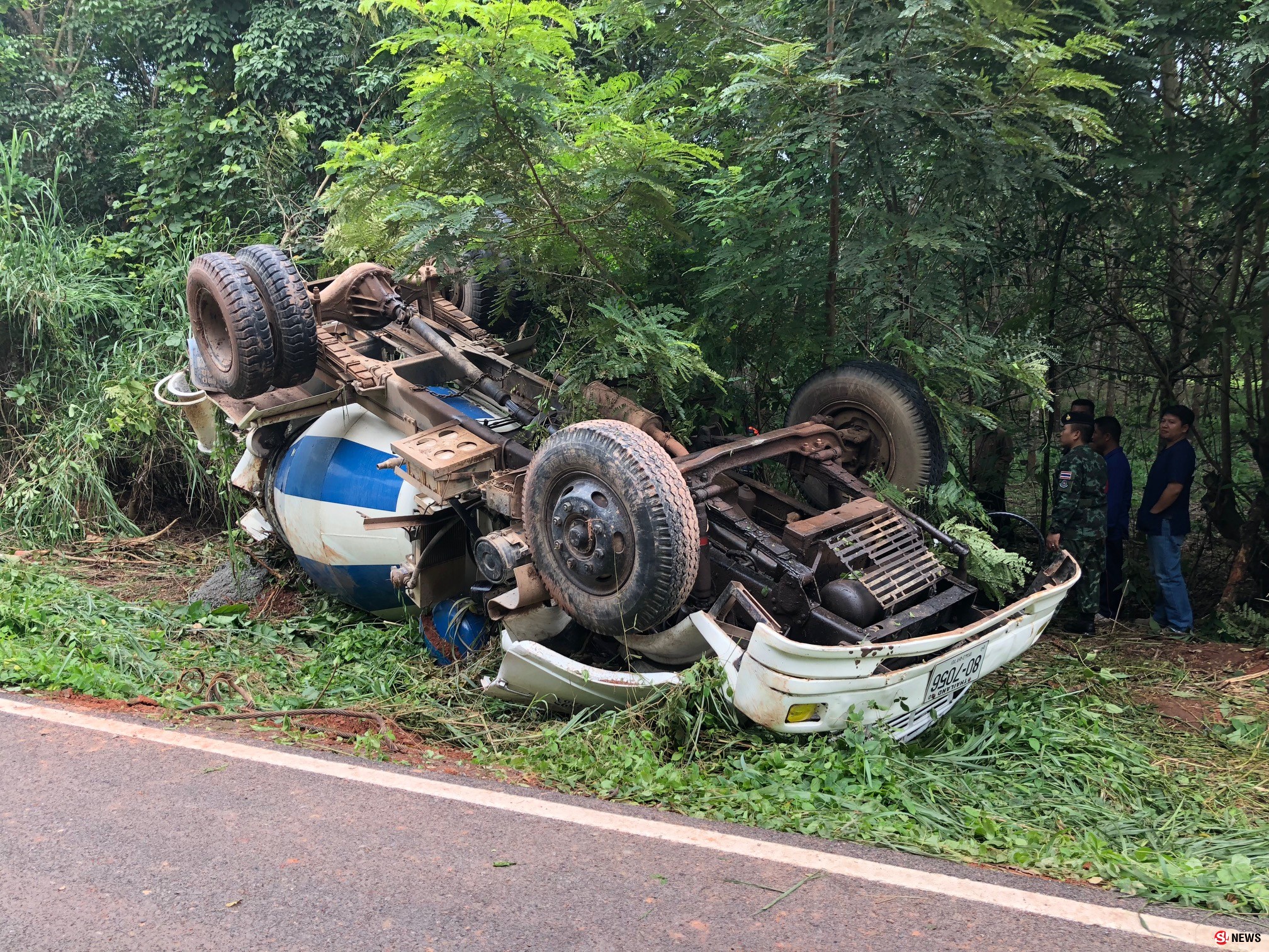 รถปูนหนัก 3 ตัน หนักจัดคนขับเอาไม่อยู่ลงเนินหลุดโค้งพลิกคว่ำ-หวิดดับ 