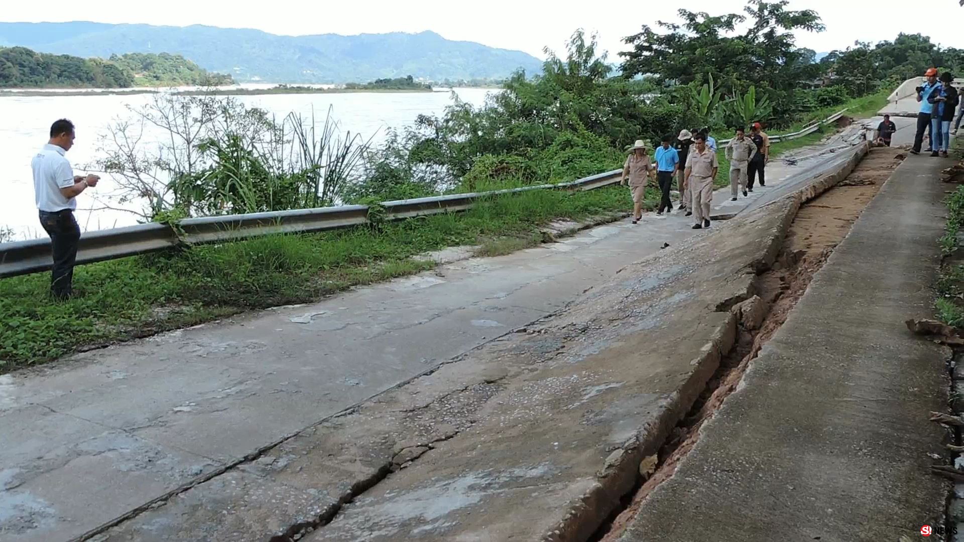 น้ำโขงเพิ่มสูงทำถนนเชียงของทรุดลึกยาวกว่า 100 เมตร