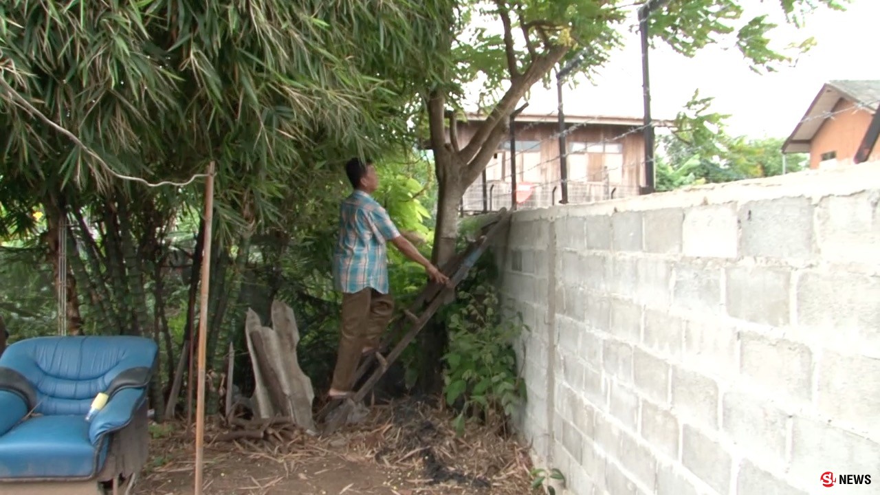 ลุงวัย 56 ปี ร้องทุกข์ถูกเพื่อนบ้านล้อมรั้วปิดทางเข้า-ออกบ้าน ใช้ทางนี้มานาน 30 กว่าปีแล้ว
