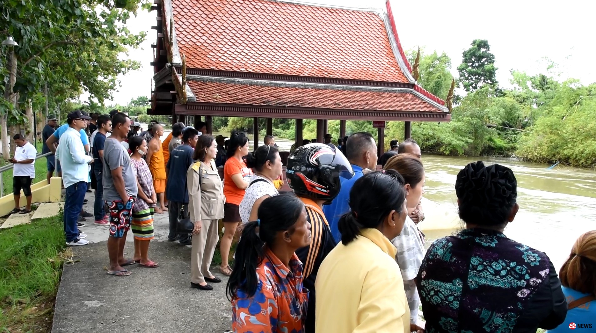 ลากเข้าฝั่ง-ศพชายปริศนาลอยกลางแม่น้ำเพชร สภาพอืดเนื้อหนังหลุดรุ่ย