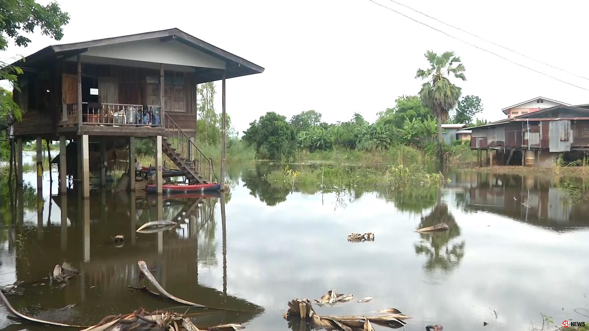 พิจิตรน้ำสะสมท่วมบ้านเรือน สะพานเชื่อมหมู่บ้าน