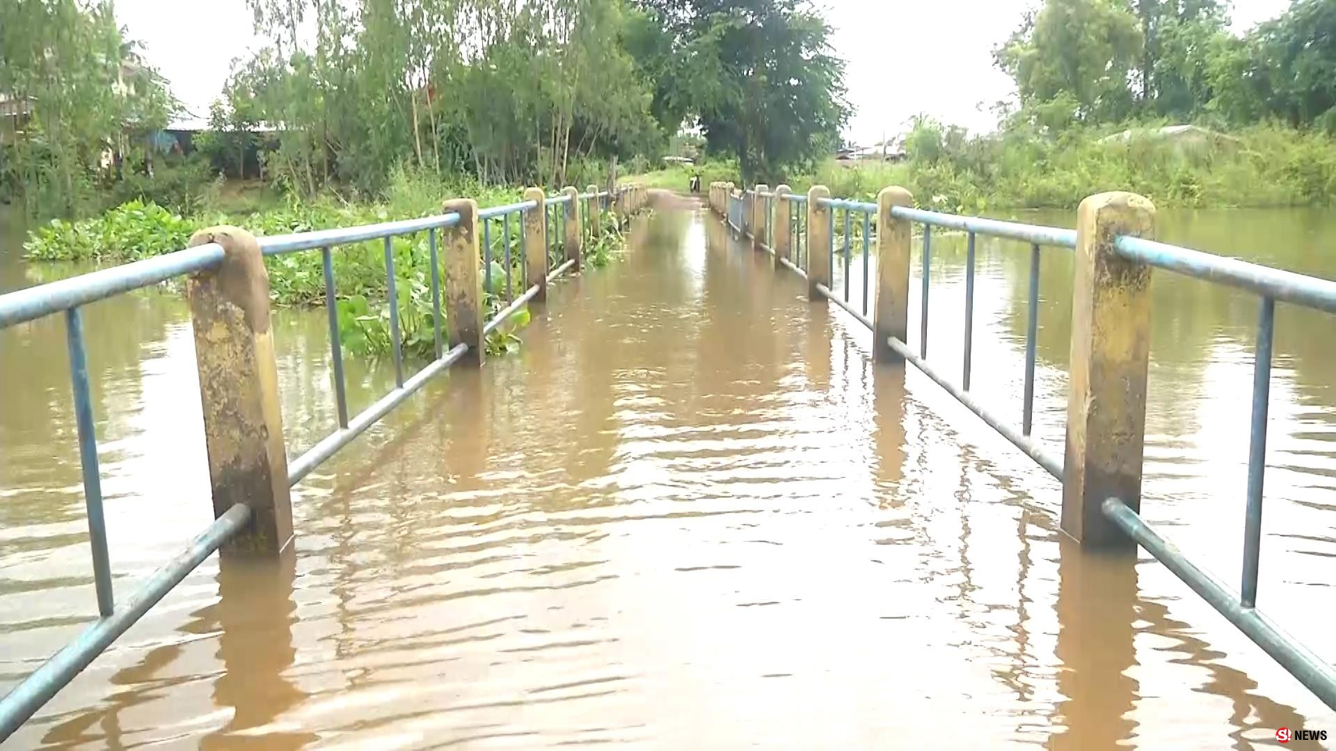 พิจิตรน้ำสะสมท่วมบ้านเรือน สะพานเชื่อมหมู่บ้าน