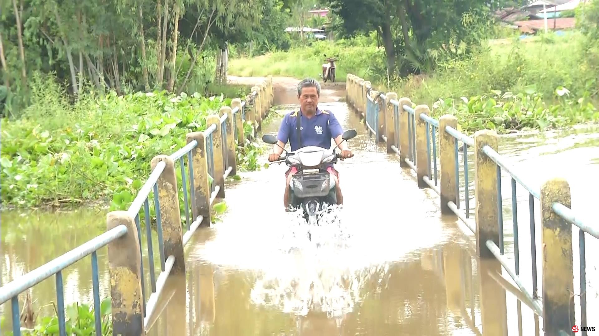 พิจิตรน้ำสะสมท่วมบ้านเรือน สะพานเชื่อมหมู่บ้าน