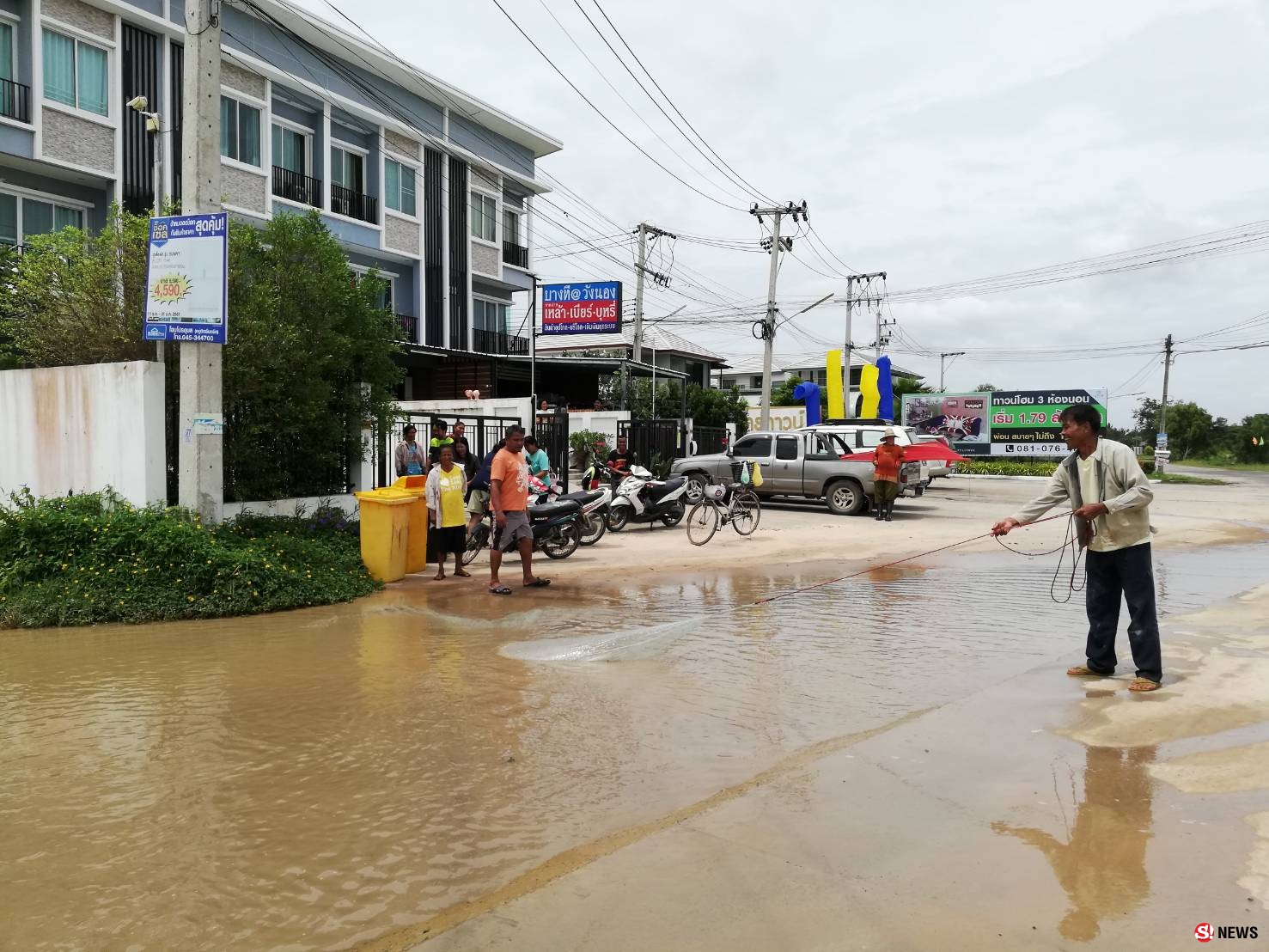 ชาวบ้านโวย อบต.ทำถนนสูงขวางน้ำไหลทำให้น้ำท่วมถนนเข้าหมู่บ้าน