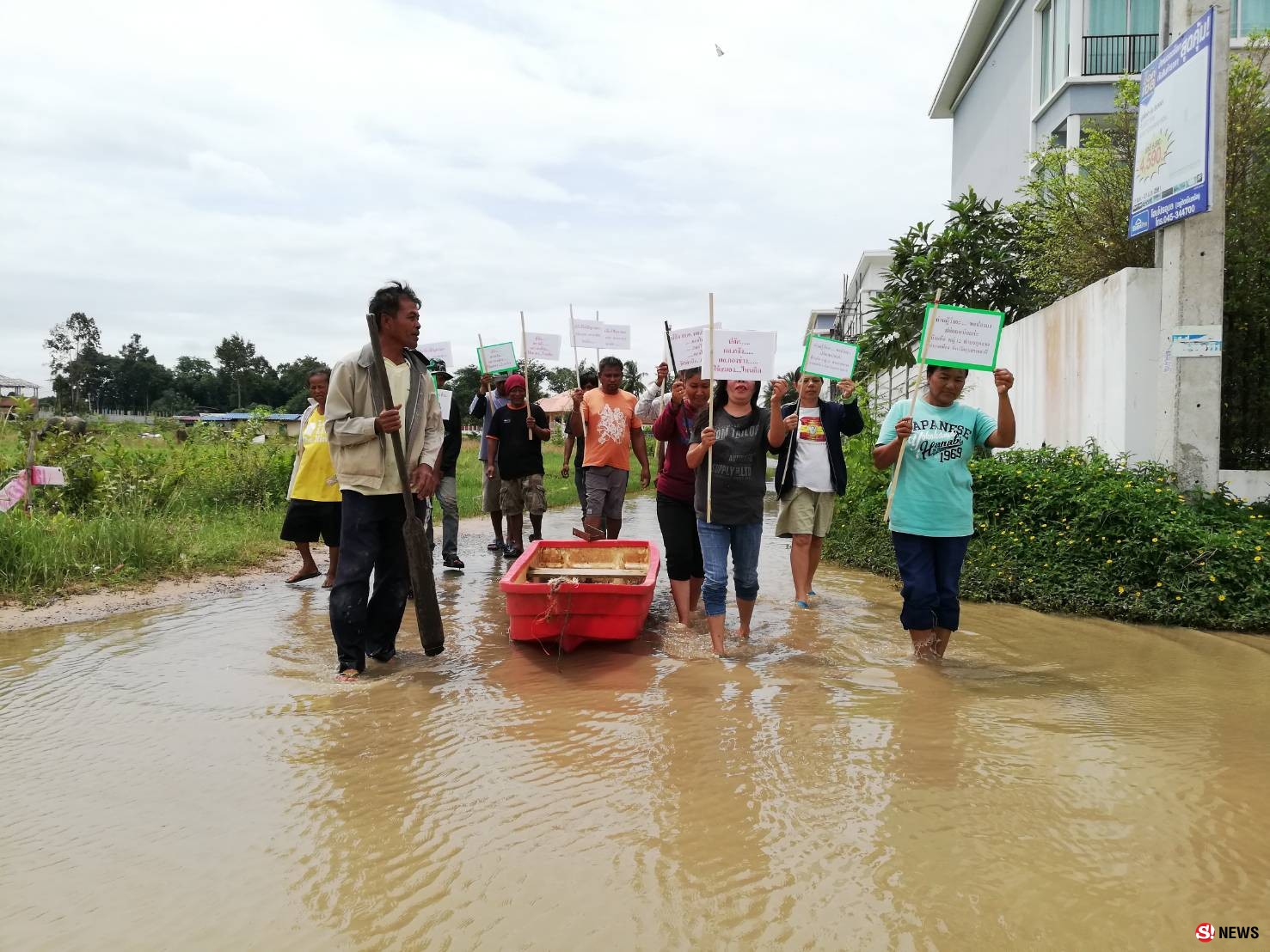 ชาวบ้านโวย อบต.ทำถนนสูงขวางน้ำไหลทำให้น้ำท่วมถนนเข้าหมู่บ้าน