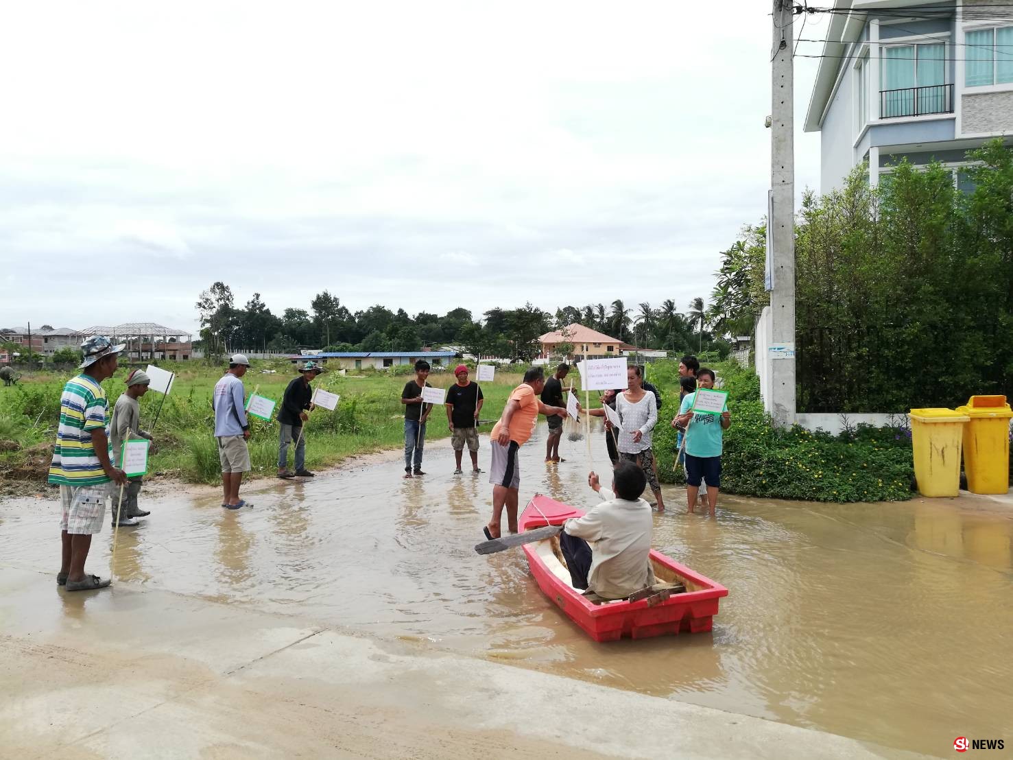 ชาวบ้านโวย อบต.ทำถนนสูงขวางน้ำไหลทำให้น้ำท่วมถนนเข้าหมู่บ้าน