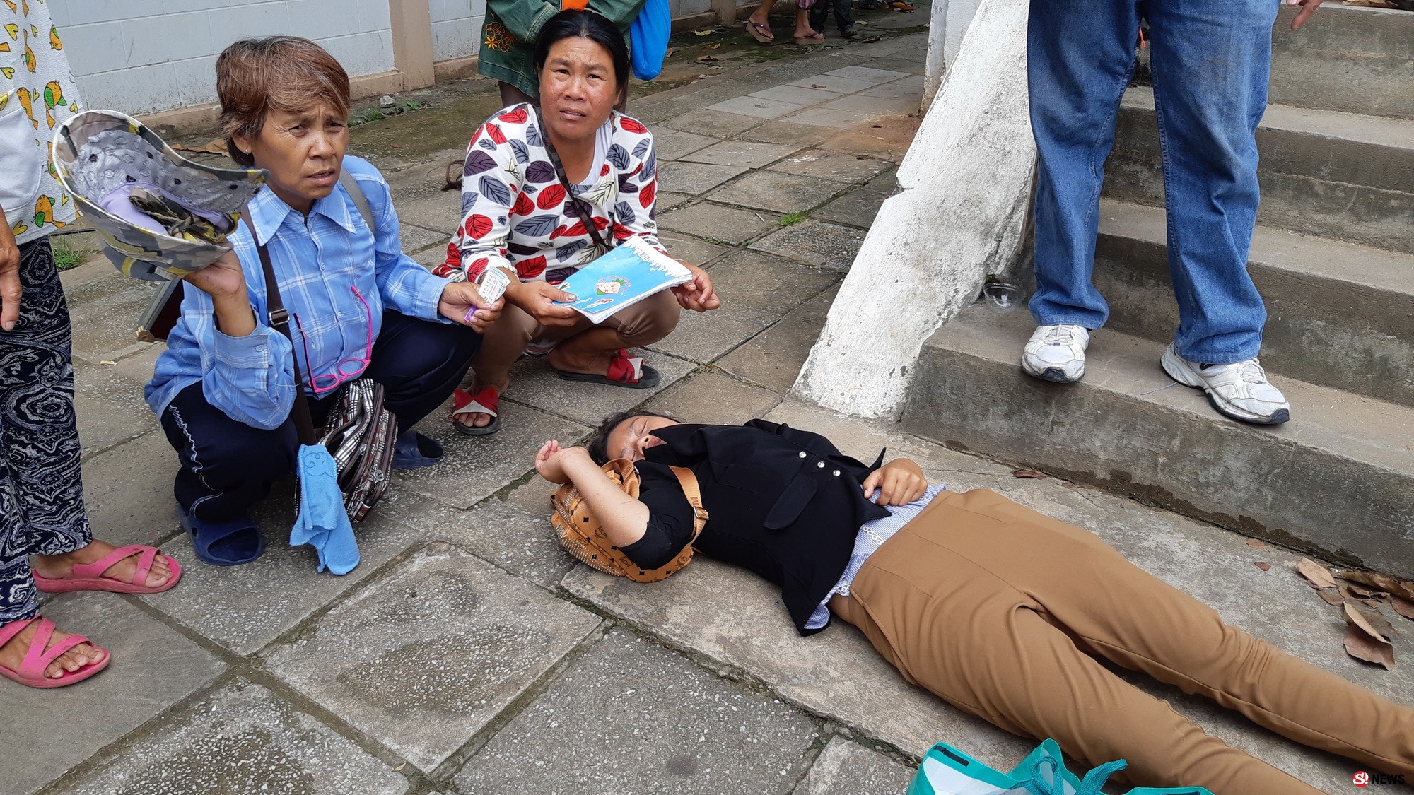 กลิ้งหัวคะมำ-เร่งช่วยสาววัยใสถือของพะรุงพะรังก้าวพลาดตกบันไดสะพานลอยสูงกว่า 3 เมตร