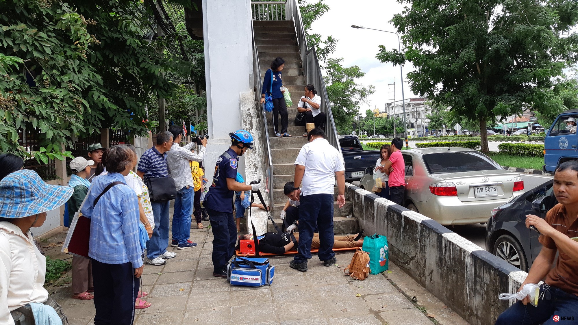 กลิ้งหัวคะมำ-เร่งช่วยสาววัยใสถือของพะรุงพะรังก้าวพลาดตกบันไดสะพานลอยสูงกว่า 3 เมตร
