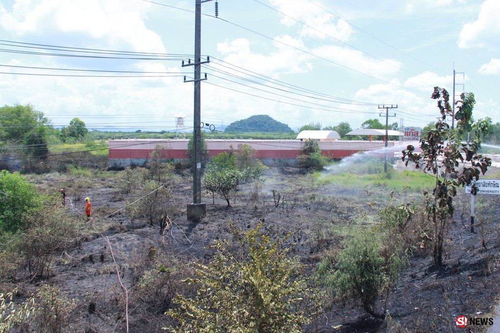ลุ้นหนัก! ร้อนอบอ้าวไฟลามไหม้หญ้า อีกไม่กี่เมตรจะถึงปั๊มแก๊ส เคราะห์ดีดับเพลิงสกัดทัน