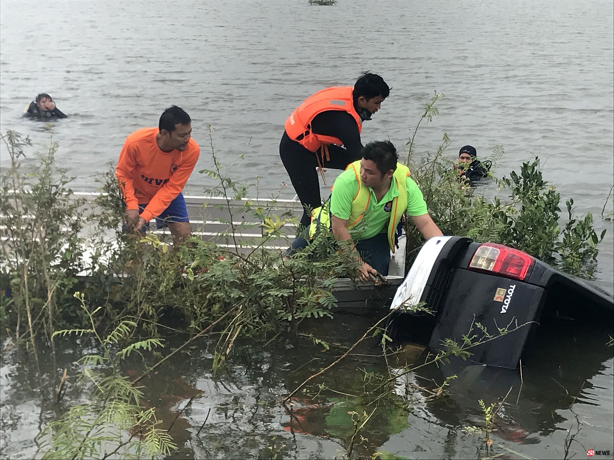 กระบะหลุดโค้งตกคลอง-2 ชีวิตหมุนกระจกว่ายหนีตาย ส่วนคนนั่งเบาะหลังจมดับ