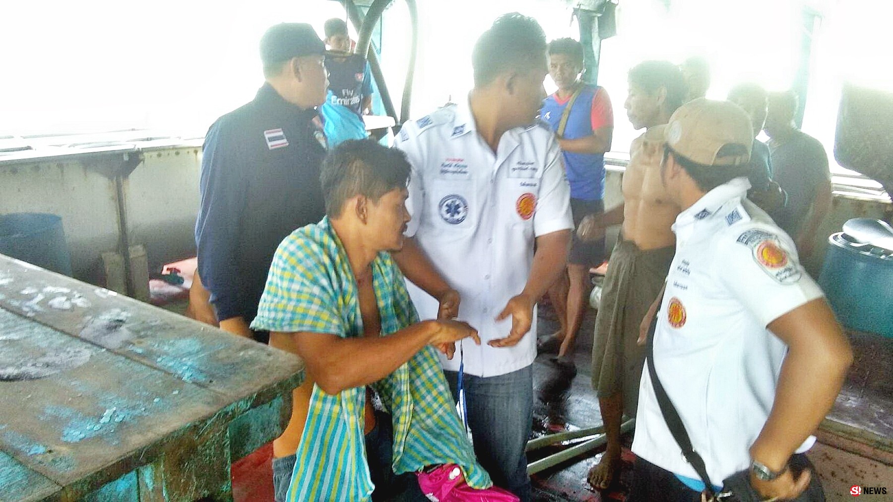 ลูกเรือโดน “กว้านตี” ปางตาย-จนท.ส่งเรือรับนำส่งด่วน รพ.ปากน้ำหลังสวน