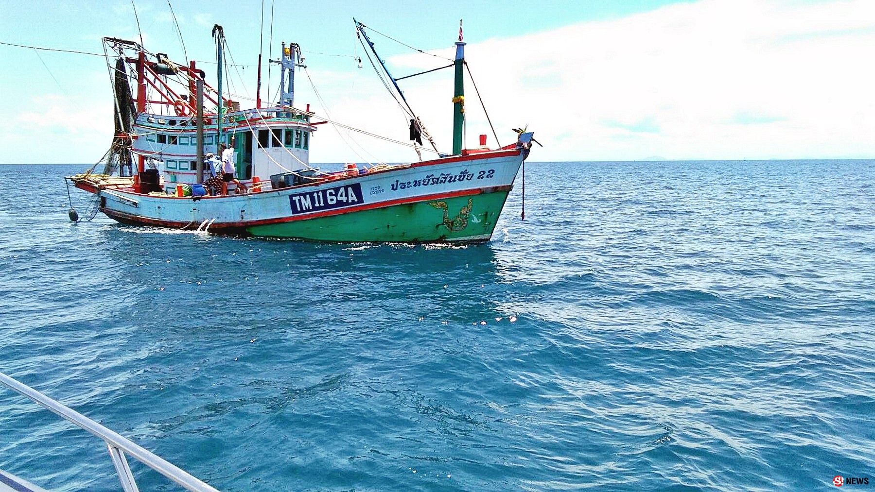 ลูกเรือโดน “กว้านตี” ปางตาย-จนท.ส่งเรือรับนำส่งด่วน รพ.ปากน้ำหลังสวน