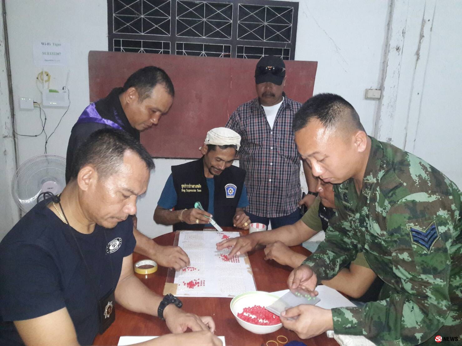 ซุ่มป่าละเมาะจับกระบะต้องสงสัย-รวบผู้ต้องหาปล่อยยานรก ยึดยาบ้ากว่า 6,000 เม็ด