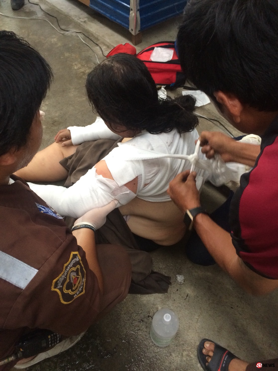 ชายมือที่สาม-ก่อเหตุน้ำมันราดแขนแม่ค้าลูกชิ้นก่อนจุดไฟเผา สามีปรี่เข้ามาช่วยเจ็บอีกคน  