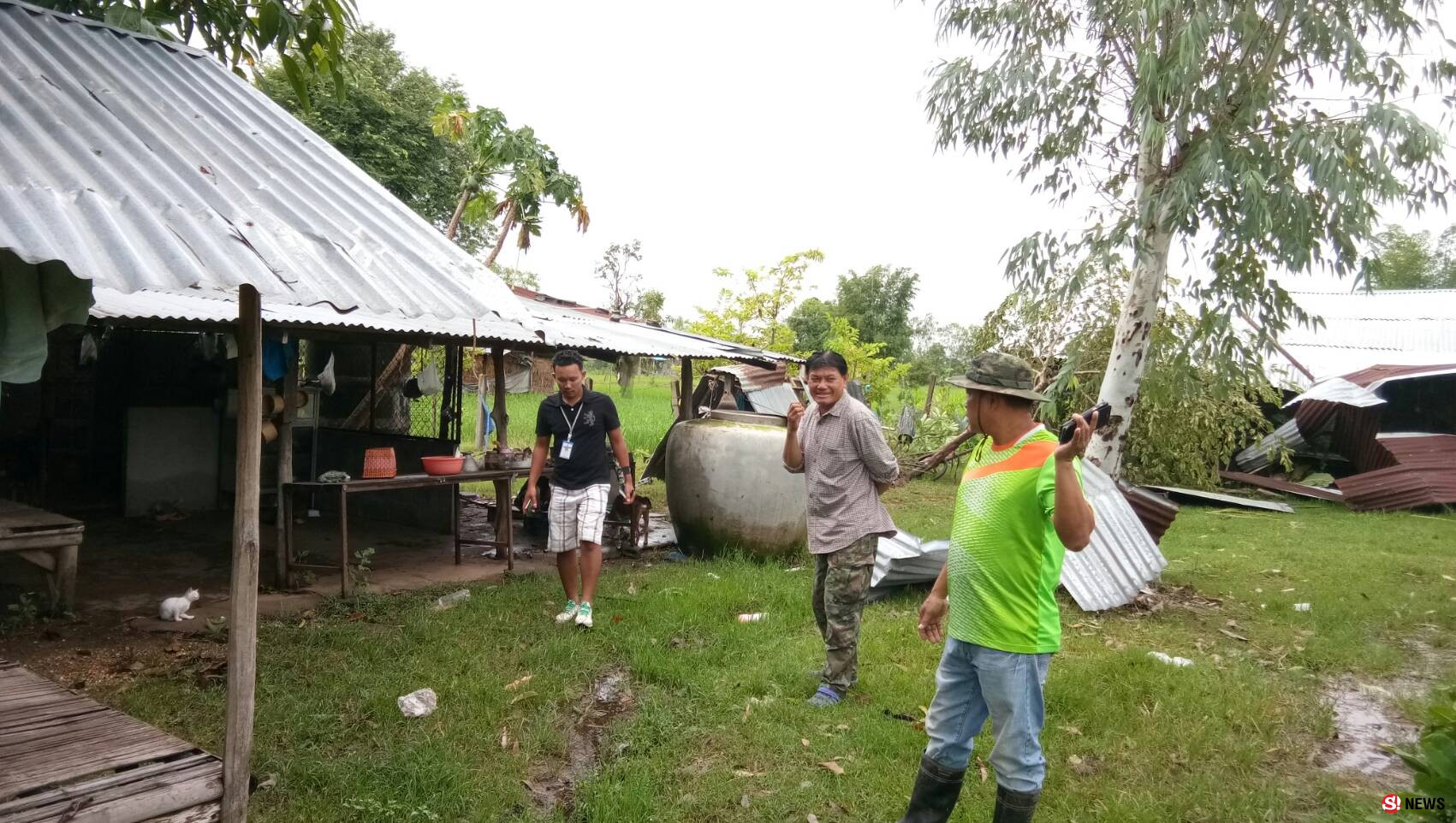 พายุลมแรงพัดบ้านเรือนชาวบ้าน 2 หมู่บ้าน อ.นาตาลเสียหายต้นไม้โค่นทับบ้าน ทับสายไฟฟ้า