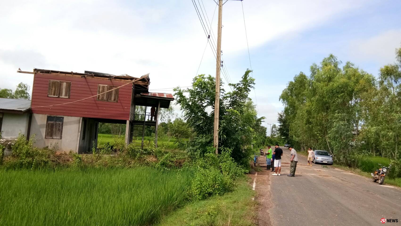 พายุลมแรงพัดบ้านเรือนชาวบ้าน 2 หมู่บ้าน อ.นาตาลเสียหายต้นไม้โค่นทับบ้าน ทับสายไฟฟ้า