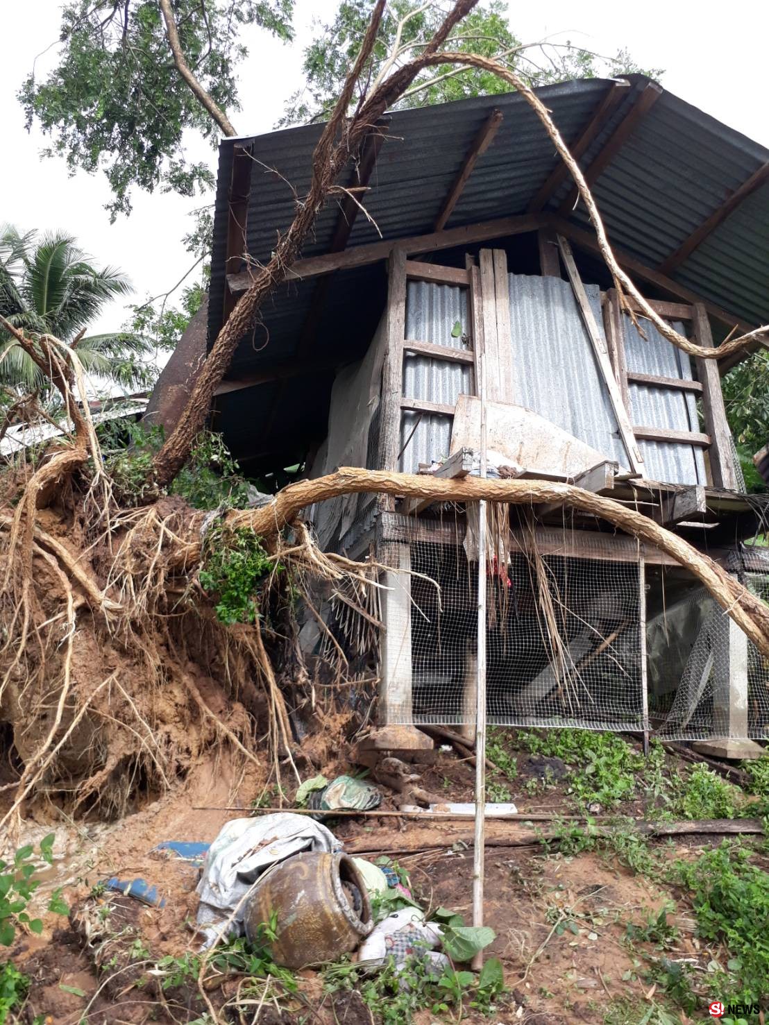 พายุลมแรงพัดบ้านเรือนชาวบ้าน 2 หมู่บ้าน อ.นาตาลเสียหายต้นไม้โค่นทับบ้าน ทับสายไฟฟ้า