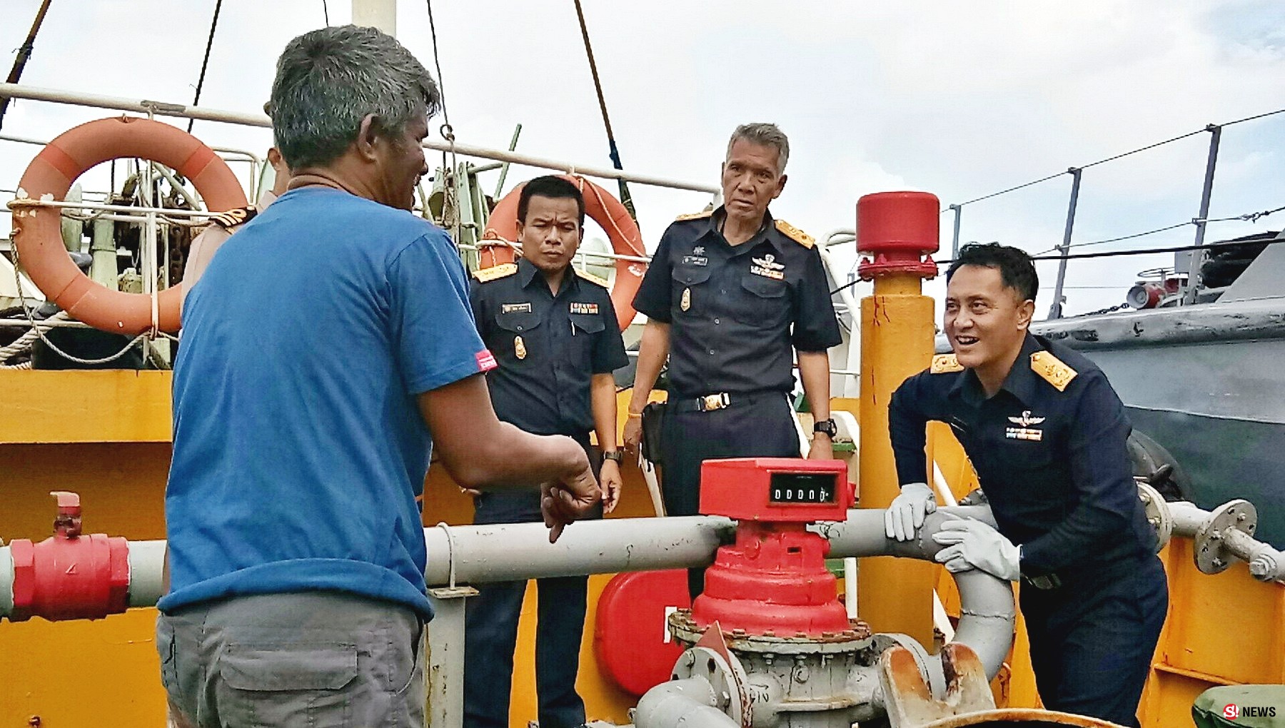 2.4 แสนลิตร จับเรือลอบขนดีเซลเถื่อนกลางทะเลอ่าวไทย