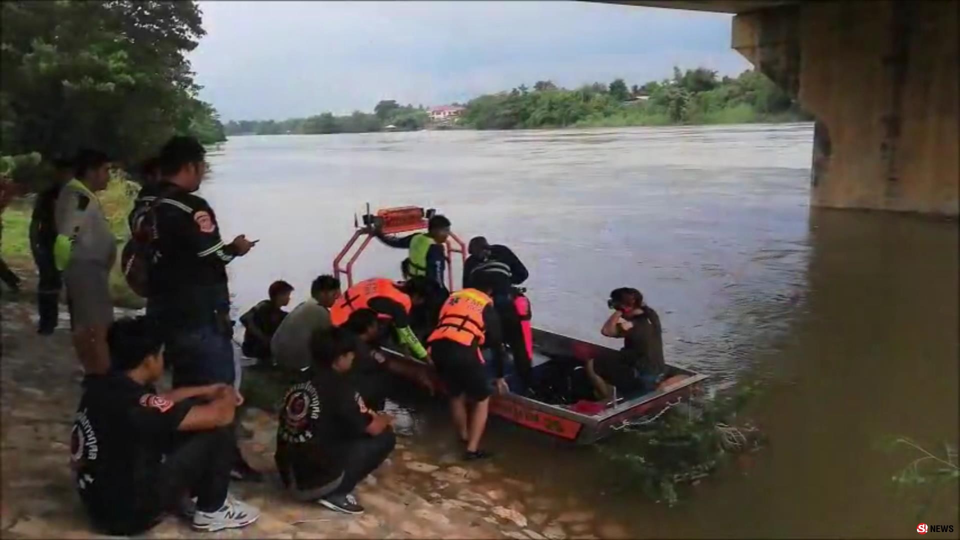 ภาพสุดท้าย-นร.ถ่ายคลิปชายคิดสั้นโดดสะพานวัดบ้านโป่งจมหายไปกับสายน้ำ