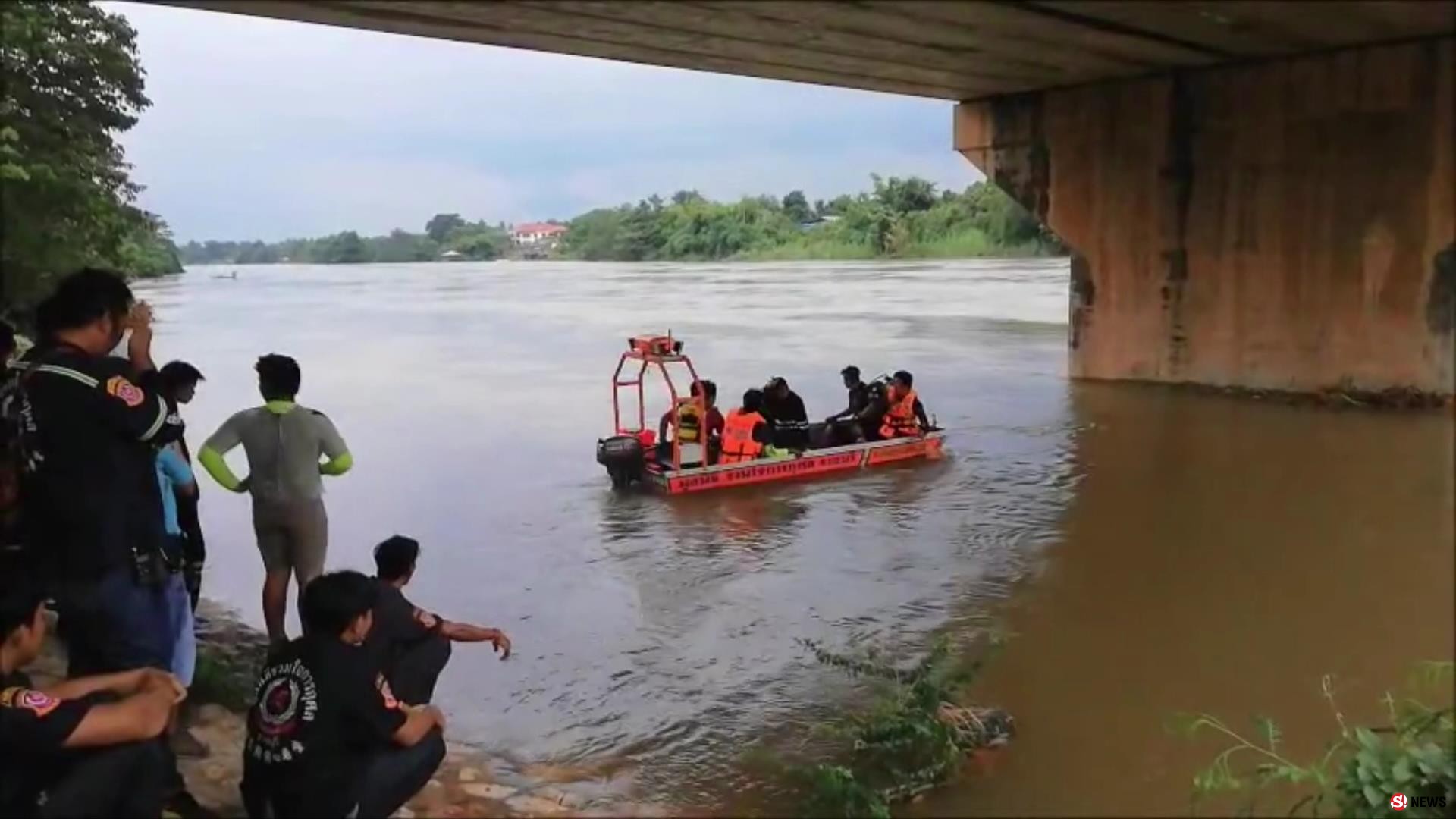 ภาพสุดท้าย-นร.ถ่ายคลิปชายคิดสั้นโดดสะพานวัดบ้านโป่งจมหายไปกับสายน้ำ