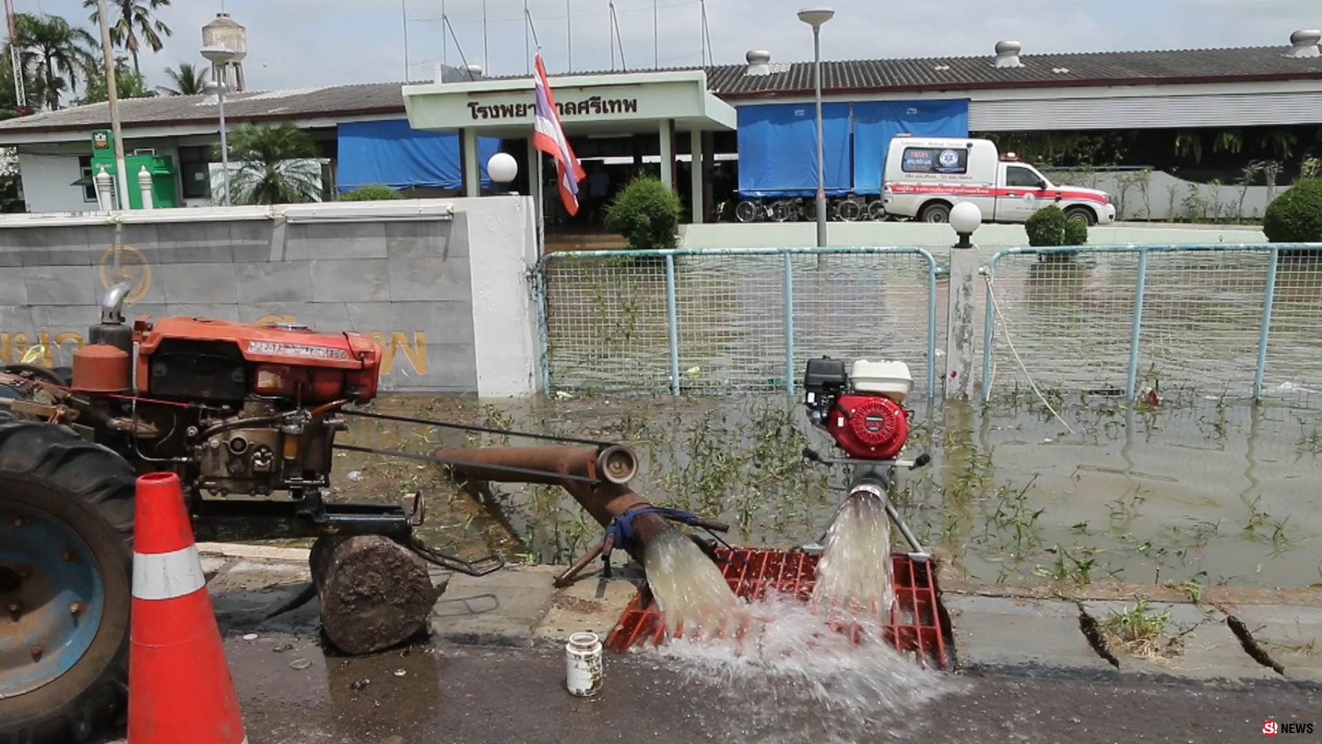 เพชรบูรณ์ เกิดน้ำป่าจากเทือกเขาถมอรัตน์ ไหลเข้าท่วมโรงพยาบาลศรีเทพ