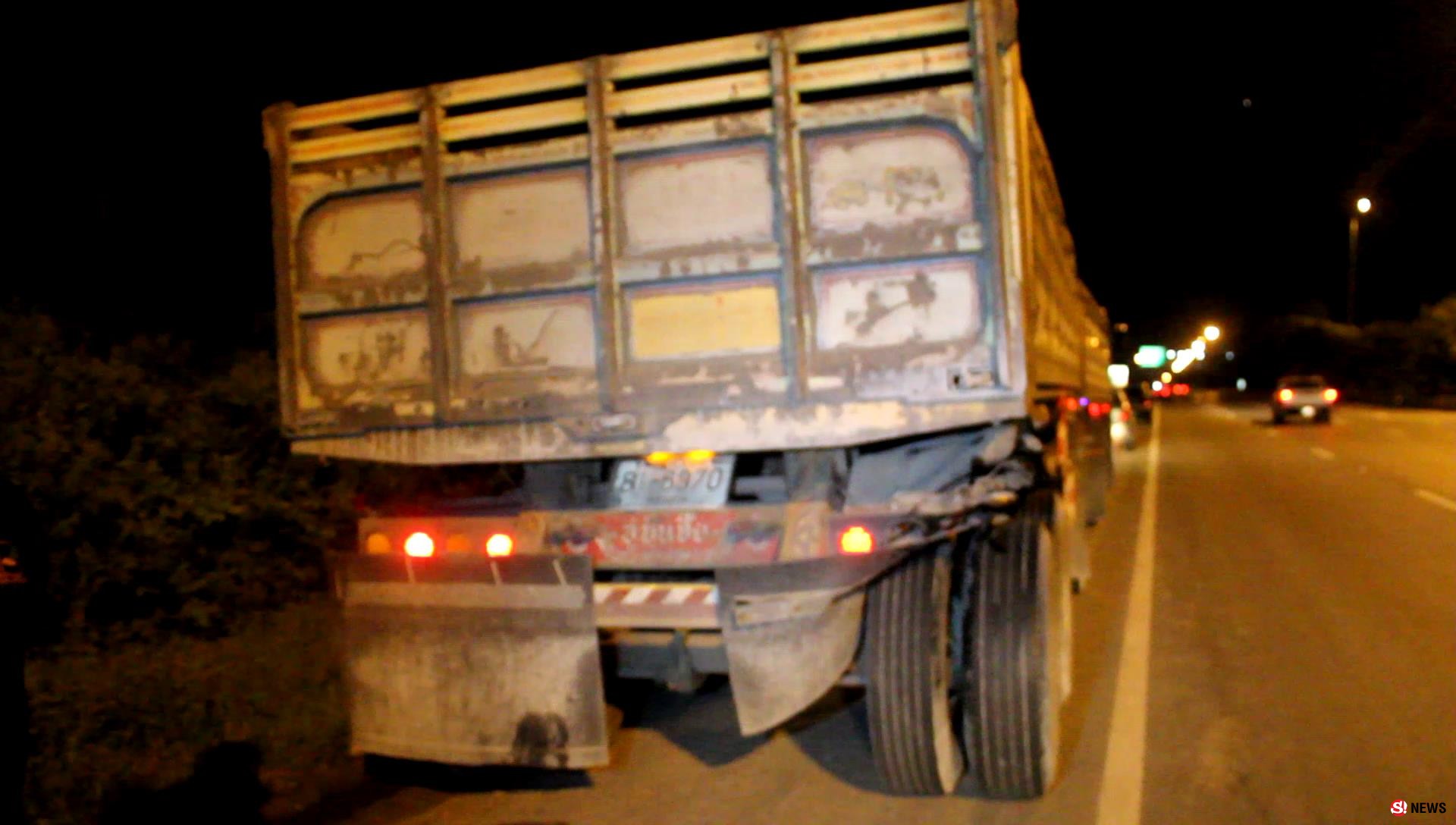 แว้นหมู่ซิ่งแซงรถพ่วงไม่พ้น ชนท้ายดับ 1 สาหัสอีกราย