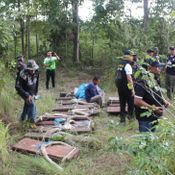 โคราช-หน่วยเฉพาะกิจทับลานบุกตีทัพเขมรตัดไม้ ได้ของกลางเพียบ